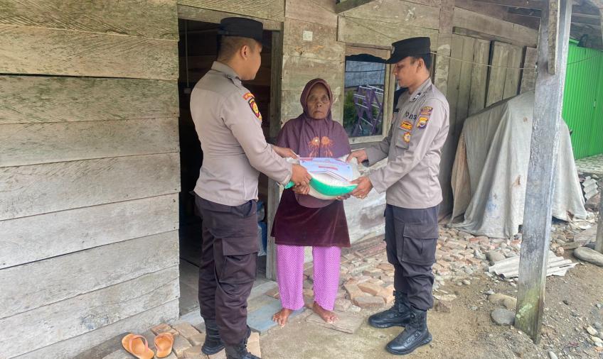 Warga Desa Ulak Pandan Terima Bansos dari Polsek Nasal