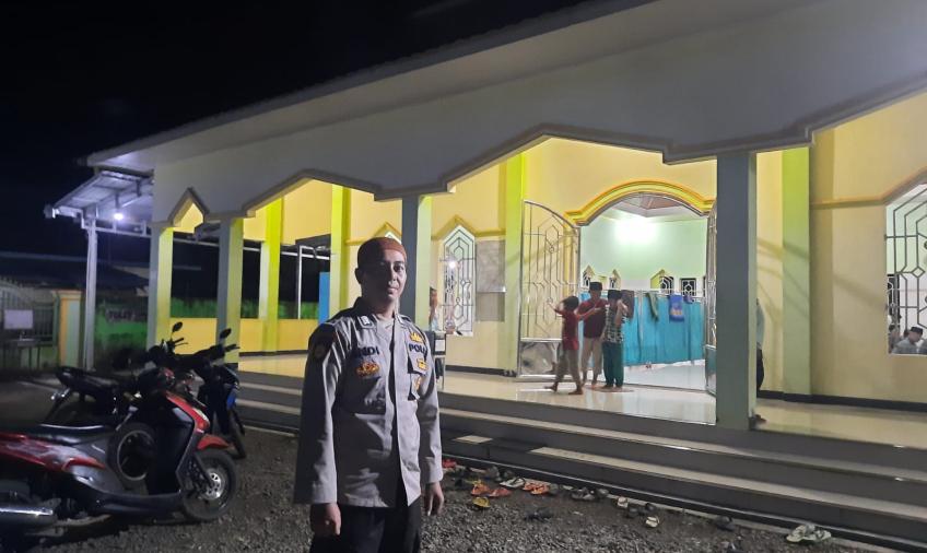 Personel Polsek Air Besi Lakukan Pengamanan Salat Tarawih