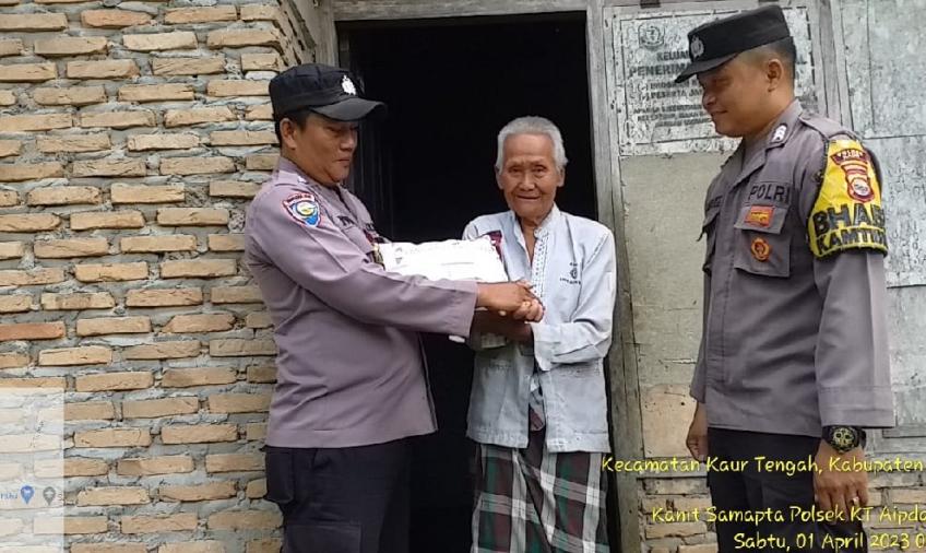 Warga Desa Kelurahan Tanjung Iman Terima Bansos dari Polsek Kaur Tengah