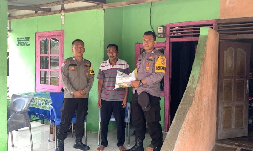 Petani Warga Desa Tanjung Bulan Terima Bansos dari Polsek  Tanjung Kemuning