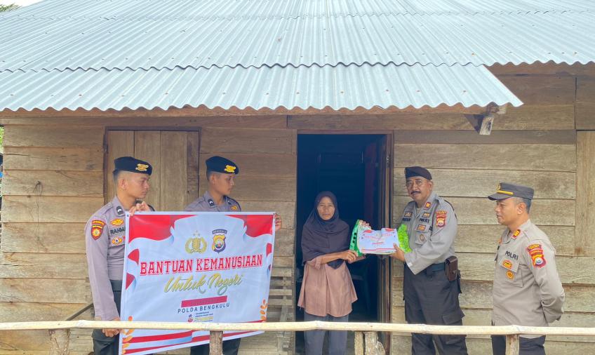 Janda dan Lansia Terima Bansos dari Polres Kaur