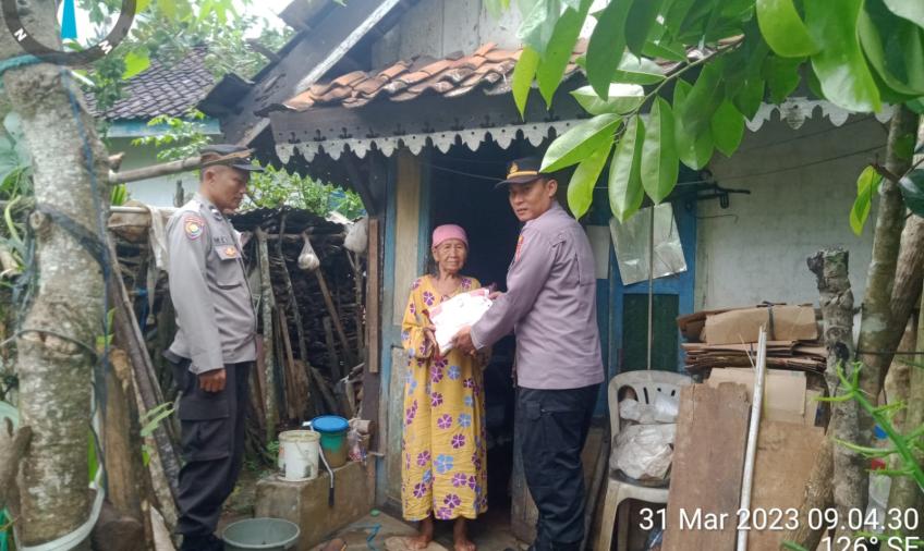 Polsek Kaur Tengah Berikan Bansos Kepada Lansia Sebatang Kara