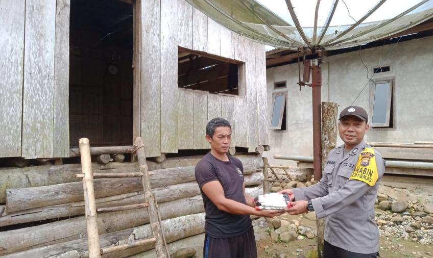 Petani ini Terima Bansos dari Polsek Muara Sahung