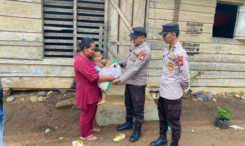 Polsek Nasal Berikan Bansos kepada Petani Kurang Mampu