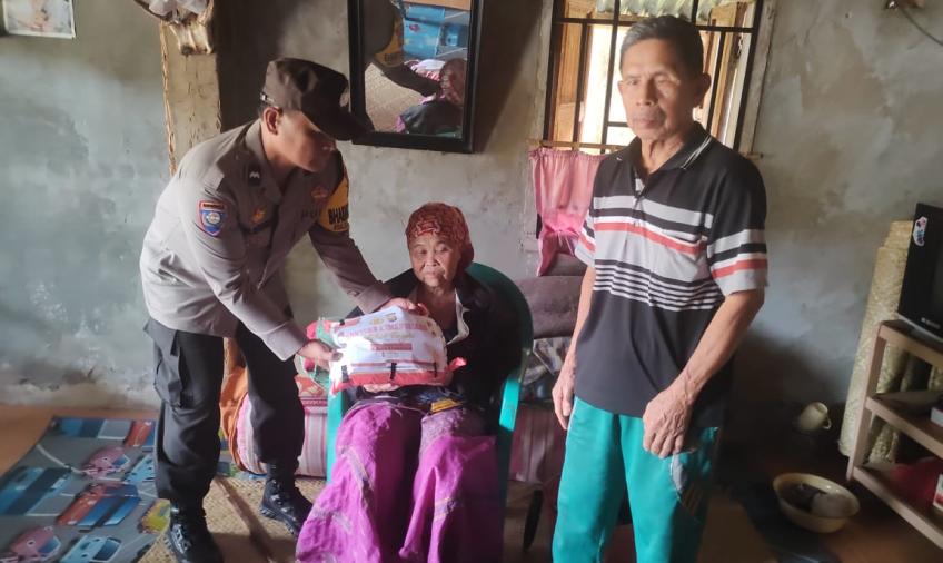 Lansia 70 Tahun Terima Bansos dari Polsek Muara Sahung