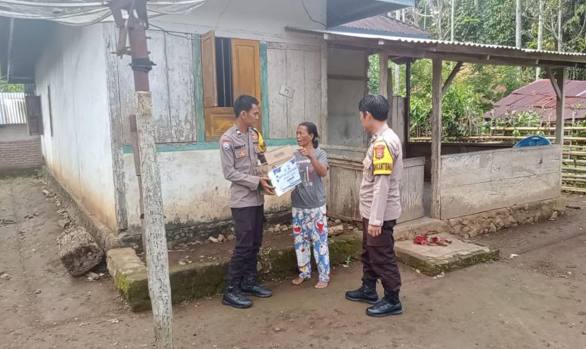 IRT Kurang Mampu Terima Bansos dari Polsek Padang Guci Hulu