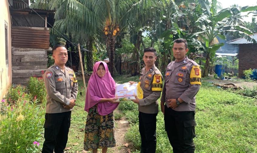 Petani Warga Desa Tanjung Bulan Terima Bansos dari Polsek Tanjung Kemuning