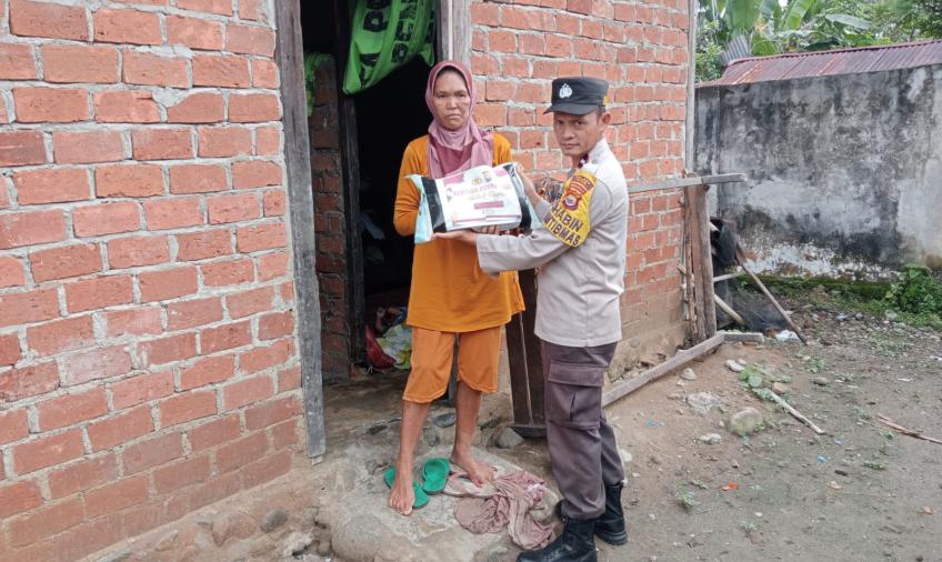 Petani Warga Desa Talang Jawi I Terima Bansos dari Polsek Kaur Utara