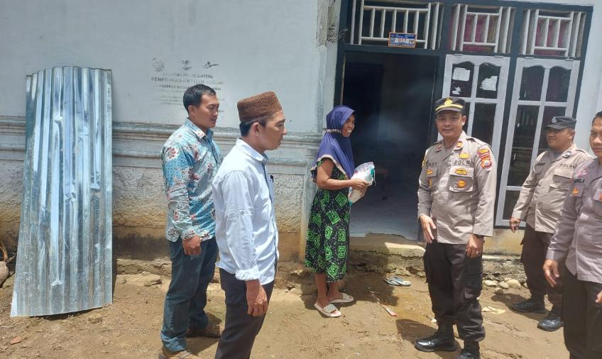 IRT Warga Desa Tanjung Ganti Terima Bansos dari Polsek Maje