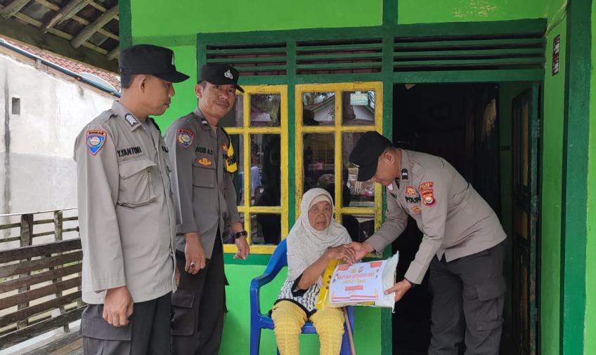 Polsek Kaur Selatan Salurkan Bantuan kepada Pengidap Stroke di Muara Tetap
