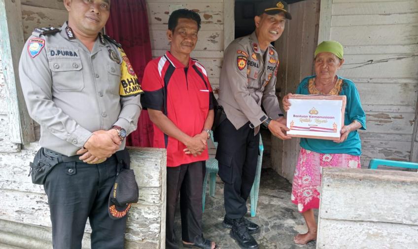Polsek Batik Nau Bagikan Bantuan Sosial Kemanusiaan Untuk Masyarakat