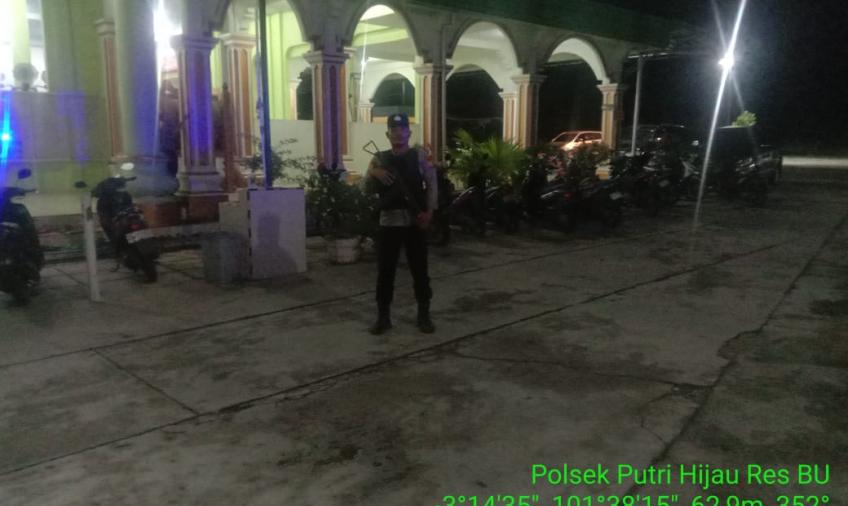 Cegah Terjadinya Kejahatan, Personel Polsek Putri Hijau Lakukan Pengamanan Salat Tarawih