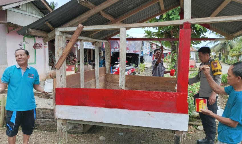 Bhabinkamtibmas Polsek Pino, Gotong Royong Bangun Pos Kamling