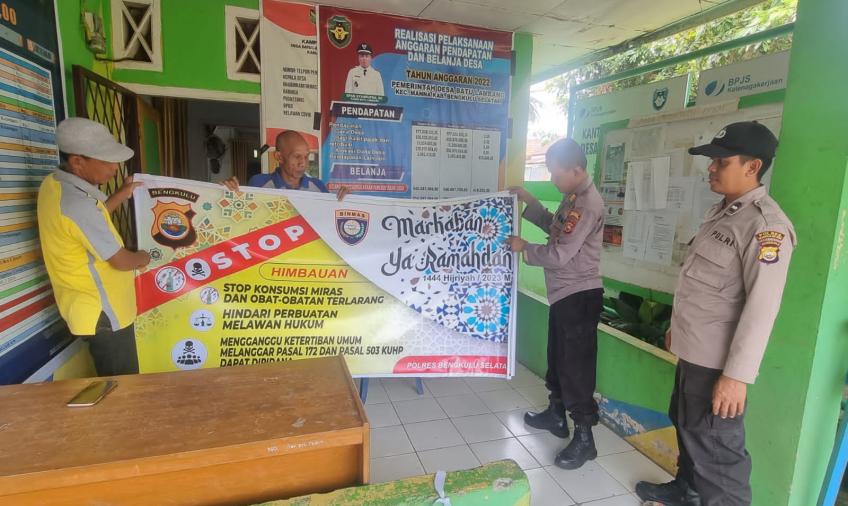 Polres BS Serahkan Spanduk Imbauan Kepada Kades Batu Lambang