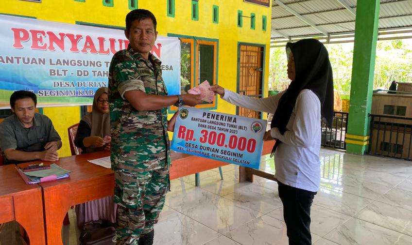 Bhabinkamtibmas dan Babinsa Polsek Seginim Kawal Penerimaan BLT-DD di Desa Durian Seginim  