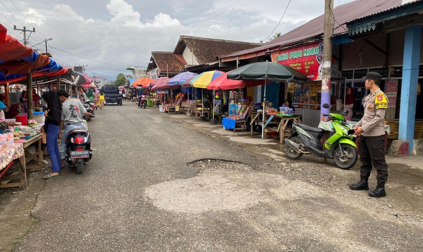 Antisipasi Kemacetan dan Gangguan Kamtibmas, Personel Polsek Seginim Patroli di Pasar Kaget Babatan Ulu