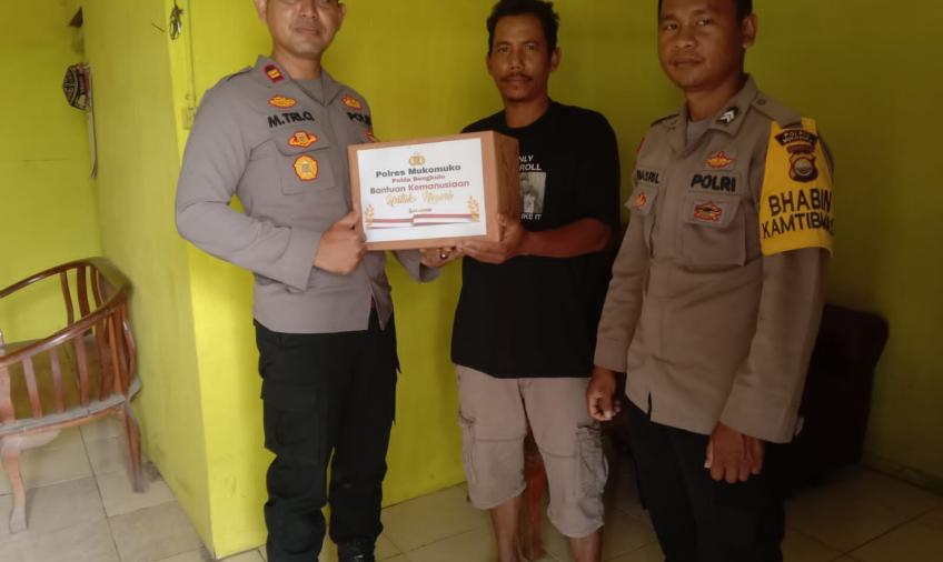 Warga Teras Terunjam Terima Bansos dari Polres Mukomuko