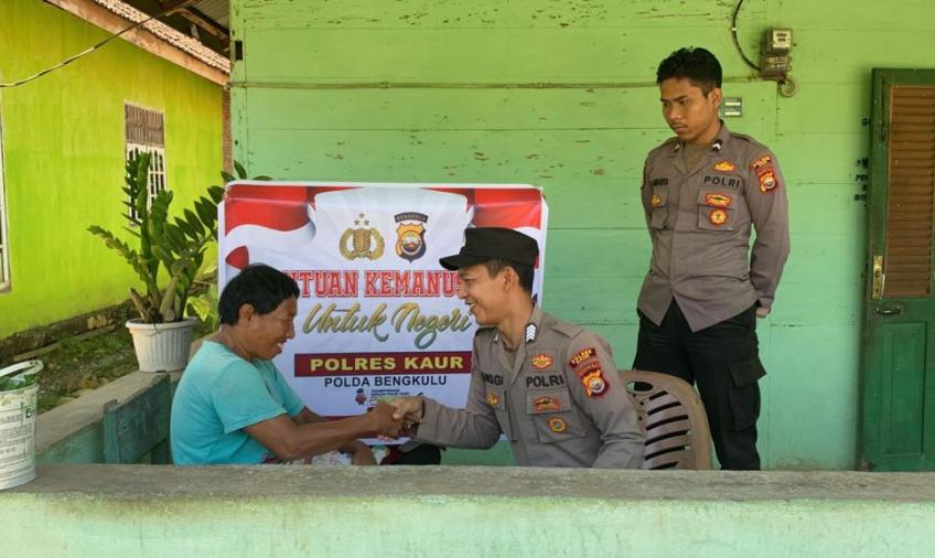 Polsek Kaur Utara Berikan Bansos Kepada Warga Desa Gunung Agung