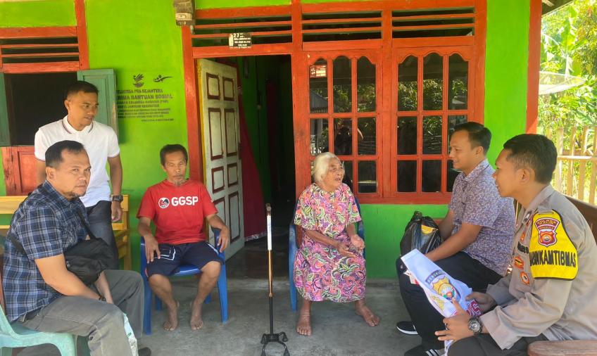 Sakit Buta dan Kurang Mampu, Dua Warga ini Terima Bansos dari Polres Kaur 