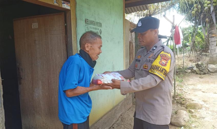 Lansia 80 Tahun Terima Bansos dari Polsek Muara Sahung
