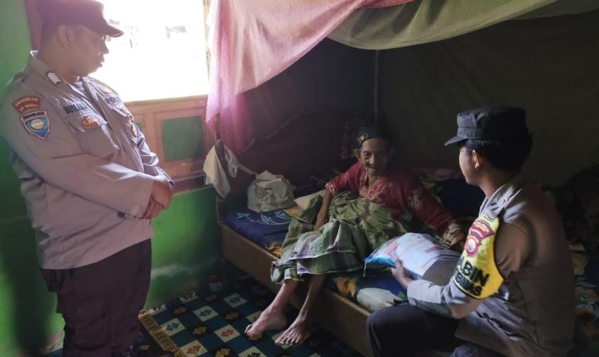 Tidak Lagi Bekerja dan Buta, IRT ini Terima Bansos dari Polsek Maje
