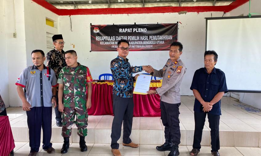 Kapolsek Kerkap Hadiri Rapat Pleno Terbuka Rekapitulasi DPHP Kecamatn Hulu Palik