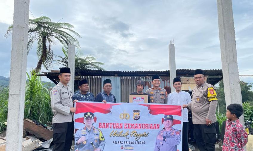 Polsek Sindang Dataran Distribusikan Puluhan Paket Bansos