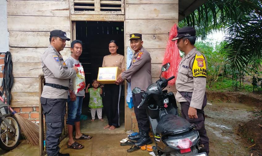 Kapolsek Ketahun Salurkan Bansos Untuk Warga Yang Membutuhkan 