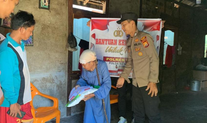 Terima Bansos dari Polsek Kaur Utara, Ibu Ratna Sampaikan Terimakasih