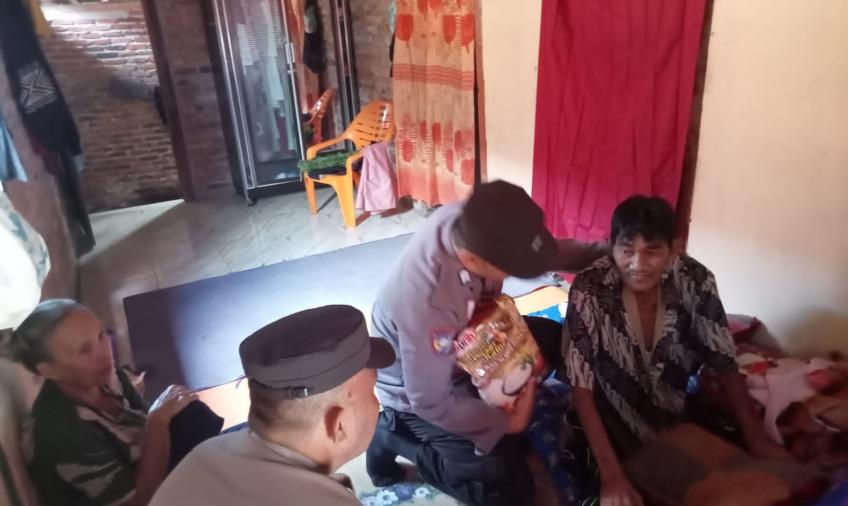 Sakit Menahun, Lansia 70 Tahun Terima Bansos dari Polsek Kaur Tengah