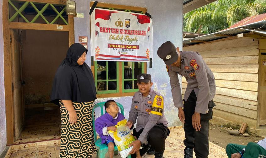 Polsek Tanjung Kemuning Salurkan Bansos ke Warga Desa Pelajaran I