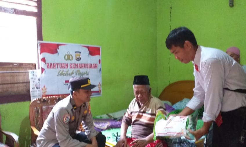 Dua Lansia Menderita Stroke Terima Bansos dari Polres Kaur