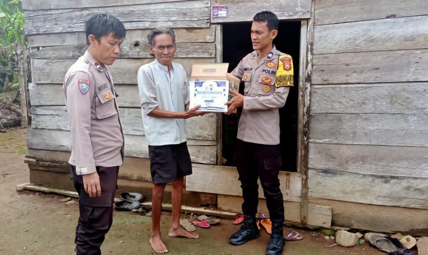 Pak Widarman Terima Bansos dari Polsek Padang Guci Hulu