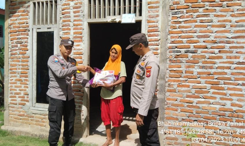 Polsek Maje Salurkan Bansos kepada Warga Desa Arga Mulya