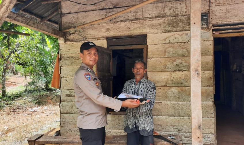 Polsek Muara Sahung Salurkan Bansos kepada Warga Desa Tri Tunggal