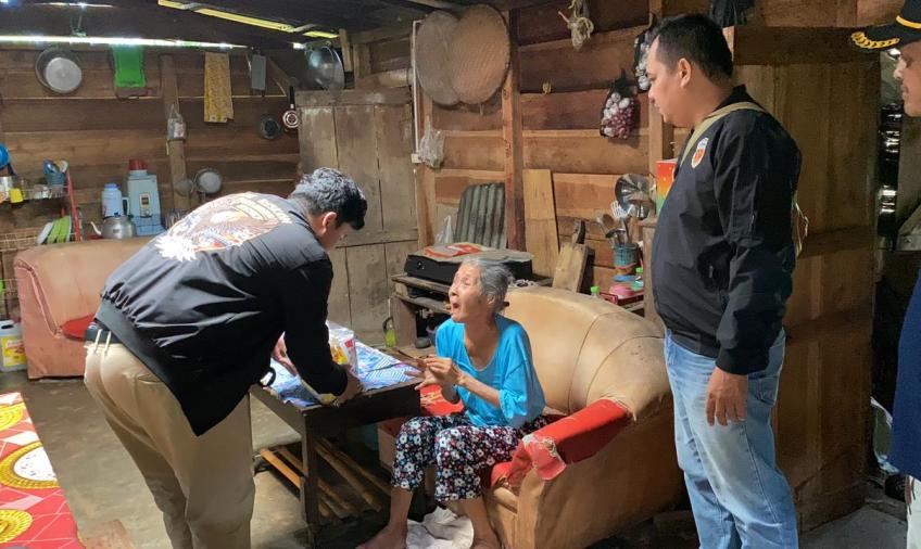 Sat Reskrim Polres Kepahiang Bagikan Bansos Kepada Warga yang Membutuhkan