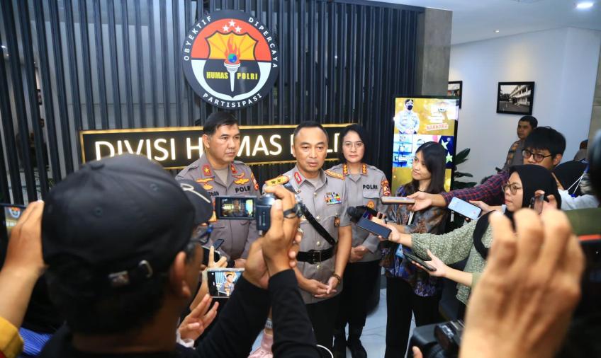 Kepala Divisi Humas Polri Irjen Pol Sandi Nugroho Saat Dimintai Keterangan Oleh Awak Media