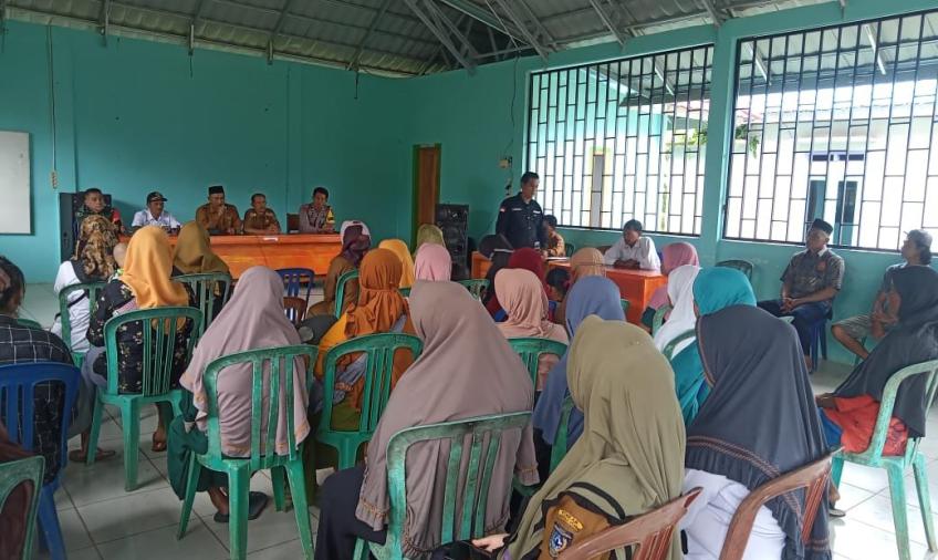 Awasi Dana Desa, Bhabinkamtibmas hadiri giat Pembagian BLT DD