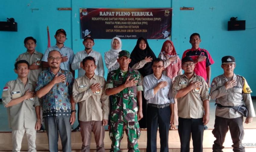 Bhabinkamtibmas Polsek Ketahun Hadiri Rapat Pleno Terbuka Rekapitulasi DPHP Pemilu 2024 di Kecamatan Ketahun 