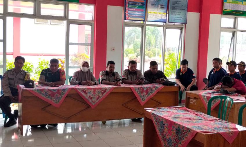 Bhabinkamtibmas Kecamataan Pinang Raya Hadiri Rapat Pleno (DPHP) Pemilu Tahun 2024