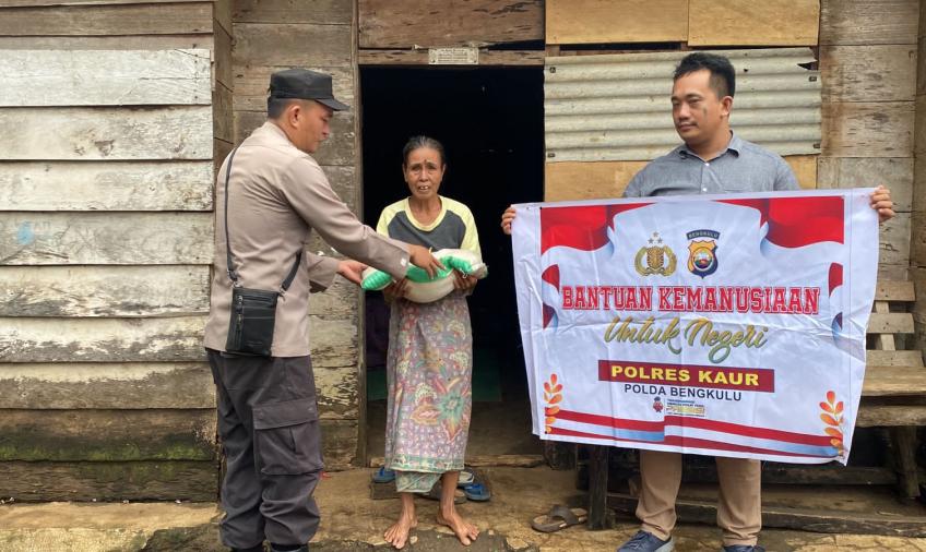 Lagi, Warga Kurang Mampu Terima Bansos dari Polsek Nasal