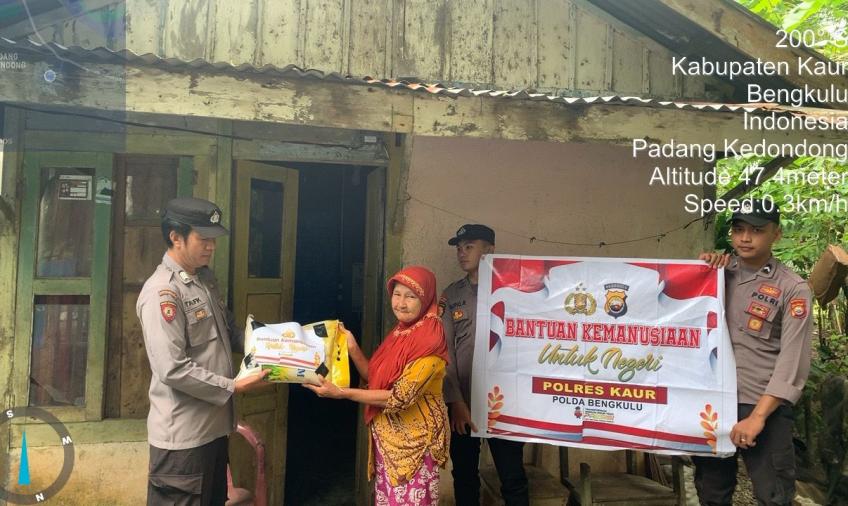 Janda Lansia Terima Bansos dari Polsek Tanjung Kemuning
