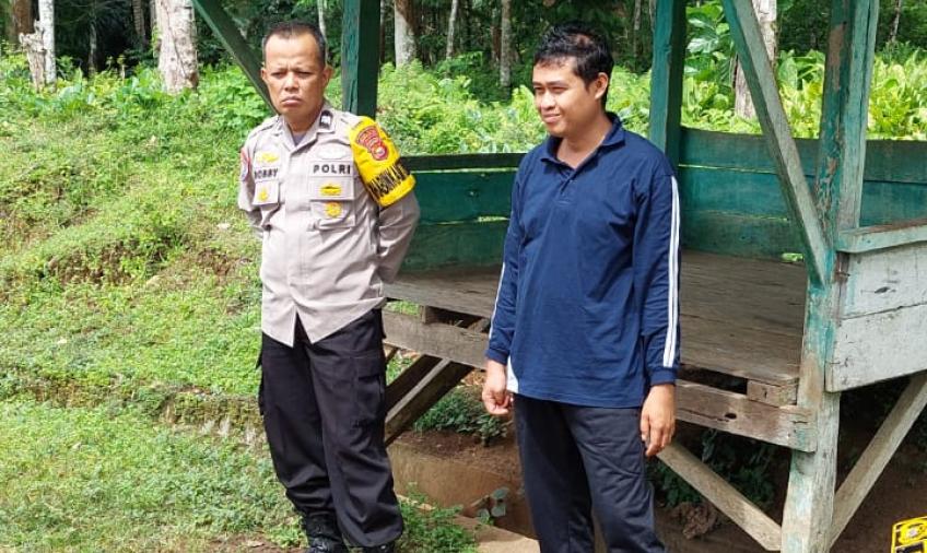 Bhabinkamtibmas Desa Suka Nanti Ajak Warga Binaannya untuk Mengaktifan Pos Kamling.