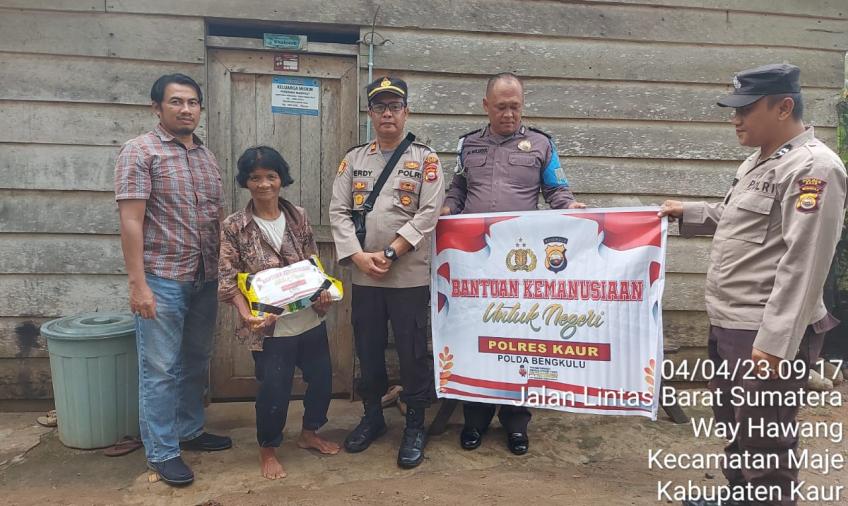 Lansia Kurang Mampu Terima Bansos dari Polsek Maje