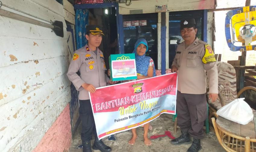 Tuna Karya, Pemulung dan Nelayan Terima Bansos dari Polsek Teluk Segara