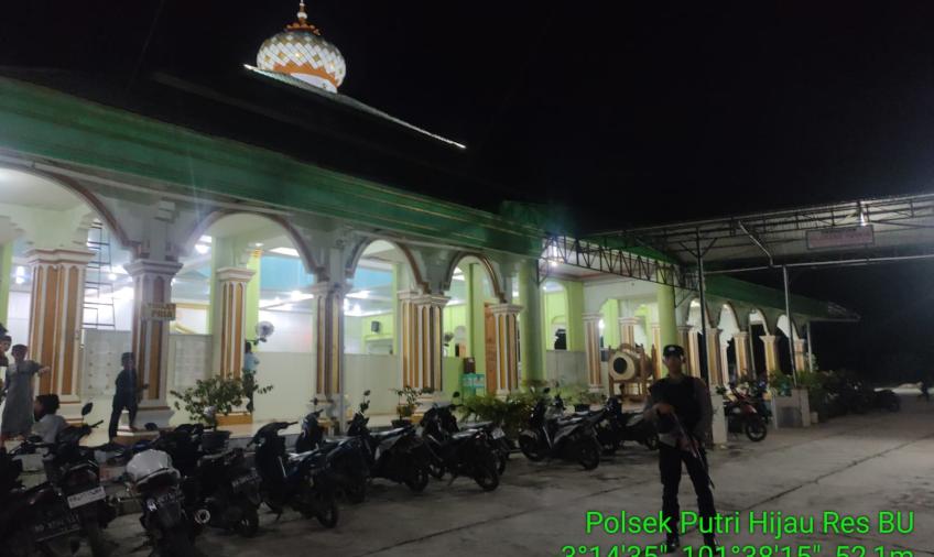 Personel Polesek Putri Hijau Melaksanakan Pengamanan Salat Tarawih