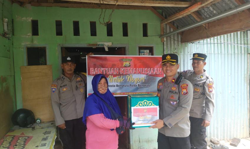 Warga Kurang Mampu Terima Bansos dari Polsek Gading Cempaka