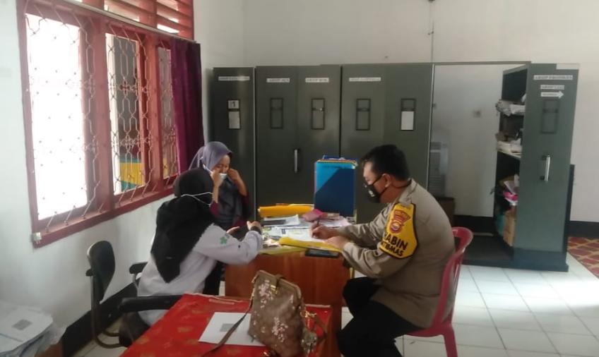 Bhabinkamtibmas Air Besi Sambang ke Puskesmas Dalam Rangka Penanggulangan Stunting