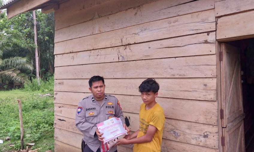 Warga Desa Lawang Agung Terima Bansos dari Polsek Padang Guci Hulu