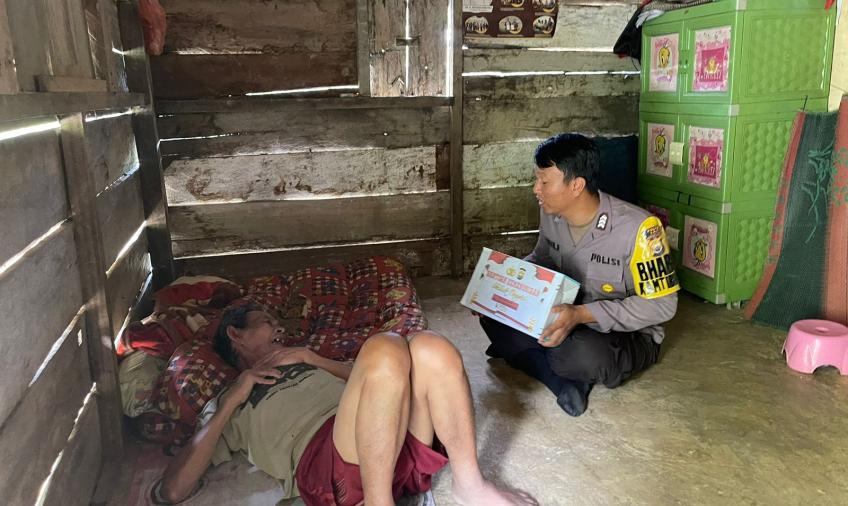 Petani Kurang Mampu di Desa Ulak Bandung Terima Bansos dari Polsek Muara Sahung